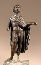 Dioskurenstatuette mit Kappe und Mantel