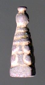 Pyramidaler Anhänger (?) ohne die Spur einer Öse, vielleicht umgekehrt von einem Ohrring (?)