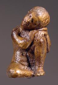 Statuette eines hockend schlafenden Knaben
