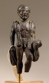 Nackte bärtige Figur mit schalartig umgeworfener Chlamys