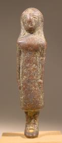 Statuette einer Frau mit knielangem Gewand
