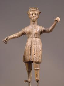 Statuette einer Frau mit kurzem Chiton