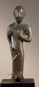 Statuette einer Frau (?) mit langem Zopf