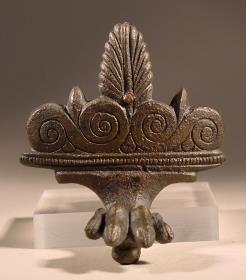 Gerätfuβ. Volutenornament mit Palmette auf Raubtiertatze