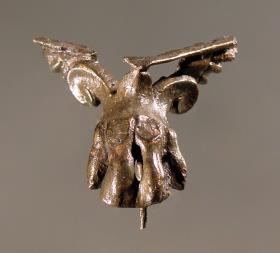 Eckfuß eines Gerätes. Volutenornament auf Raubtiertatze
