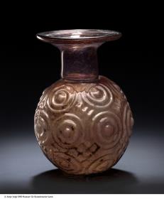 Glasflasche mit kugeligem Bauch und langem Hals