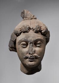 Kopf des zukünftigen Buddha Maitreya mit Schnurrbart