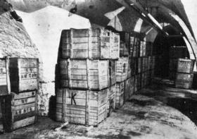 Kisten mit der Aufschrift MV-AM (Museum für Völkerkunde - Amerika) Im Kellergeschoß des Schlosses Celle.