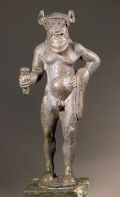 Kandelaberbekrönung (?). Statuette eines Satyrs mit Trinkhorn