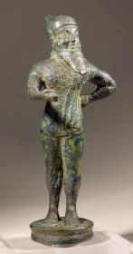 Kandelaberbekrönung. Statuette eines langbärtigen Mannes mit spitzer Mütze. Spaßmacher (?)