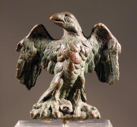 Adler mit ausgebreiteten Flügeln