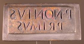 Stempel mit Inschrift P.NONIVS / PRIMVS und Siegelring mit Emblem einer Leier