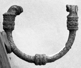 Fibel mit ringsherum profiliertem Knoten