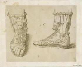 Zwei Ansichten vom antiken Schnürstiefel der Kolossalstatue des sogenannten "Genius"