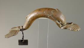 Gefäßgriff in Form eines springenden Delphins