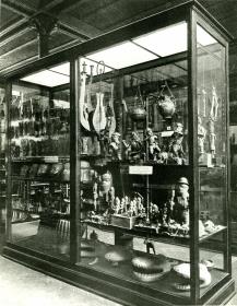 Ausstellungsvitrine der Abteilung Afrika mit Objekten aus Benin im Museum für Völkerkunde
