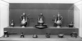 Ausstellungsvitrine der Abteilung Westasien, Metallgefäße aus der Türkei, Persien und Westturkistan