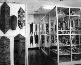 Indonesische Schilde und Cylon-Masken in der Studiensammlung der Abteilung Südasien