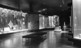 Ausstellung der Abteilung Südasien aus dem Jahr 1970 im Bauteil 2 B mit den Gruppen Bekleidung und Kultplastiken aus Indonesien