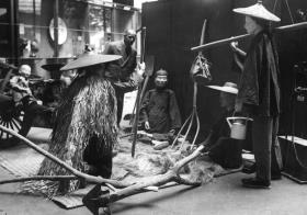 Abteilung Ostasien; Ausstellung 1926 - 1945, Chinesische Bauern mit ihrem Ackergerät