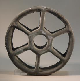 Breites, sechsspeichiges Rad