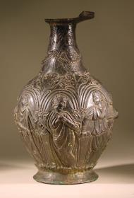 Krug mit Musenreliefs