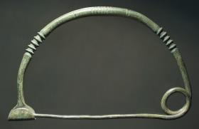 Einfache Bogenfibel mit feiner Gravierung