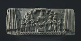 Sockelrelief: Verehrung des Bodhisattva Maitreya, dem zukünftigen Buddha
