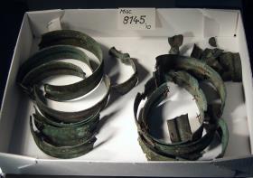 "Zwei zerbrochene grosse Armbänder"