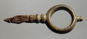 Schlüssel (?) mit ringförmigem Bronzegriff und Rest des eisernen Barts