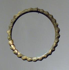 Ring, mit Buckeln verziert