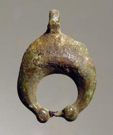 Sichelförmiger Anhänger (Lunulaanhänger)