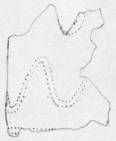Blechfragment von einem Diadem (?). Am unteren Rand laufen zwei parallele Linien; es folgt eine steile Welle aus zwei parallelen Linien, ...