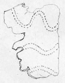 Blechfragment eines Diadems. Als Verzierung erkennt man drei flache Wellen übereinander, die aus je zwei parallelen punktierten Linien bestehen.