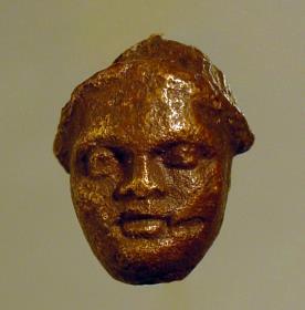 Attasche in Form einer jugendlichen Maske