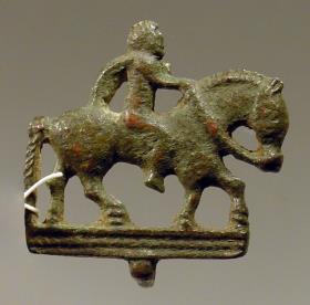 Fibel in Form eines Reiters zu Pferd