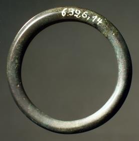 Armring (?) von kantigem ovalen Querschnitt, massiv und ganz geschlossen