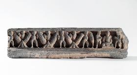 Schmuckfries: Von Yaksha-Eroten getragene Girlande (links); zwei Adoranten verehren einen meditierenden Buddha (rechts)