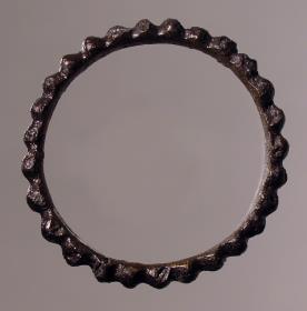 Ring, mit Buckeln verziert