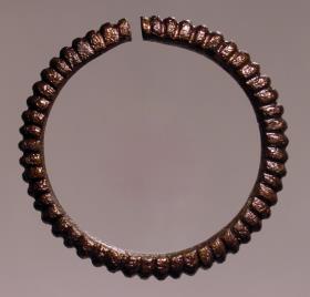 Ring, mit Buckeln verziert