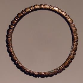 Ring, mit Buckeln verziert