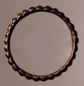 Ring, mit Buckeln verziert