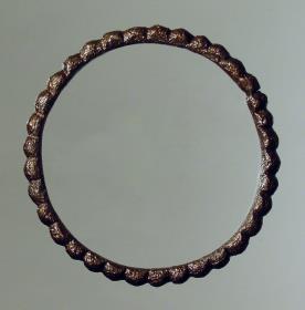 Ring, mit Buckeln verziert