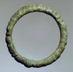 Ring, mit Buckeln verziert