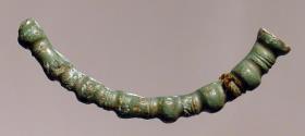 Fragment eines Rings, mit Buckeln verziert