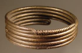 Armring: sechsfach gewickelter Draht, das Ende spiralförmig um letzte Windung gelegt