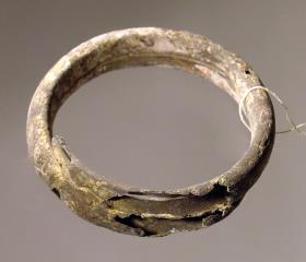 Armring in Form eines breiten hohlen Bandes