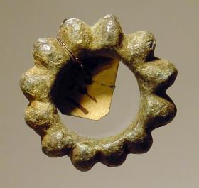 Ring, mit Buckeln verziert