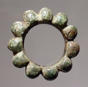 Ring, mit Buckeln verziert