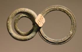 Drei glatte und geriefelte Ringe